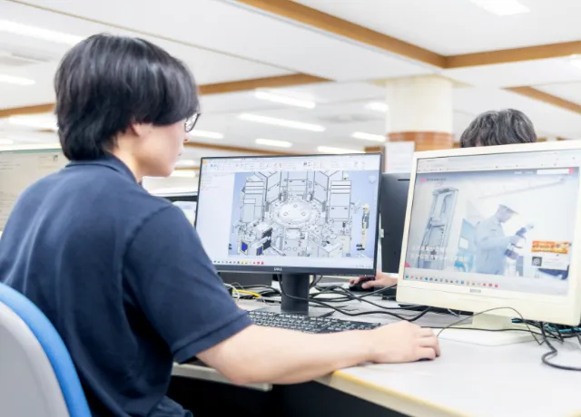 PCを使って設計作業を行う様子