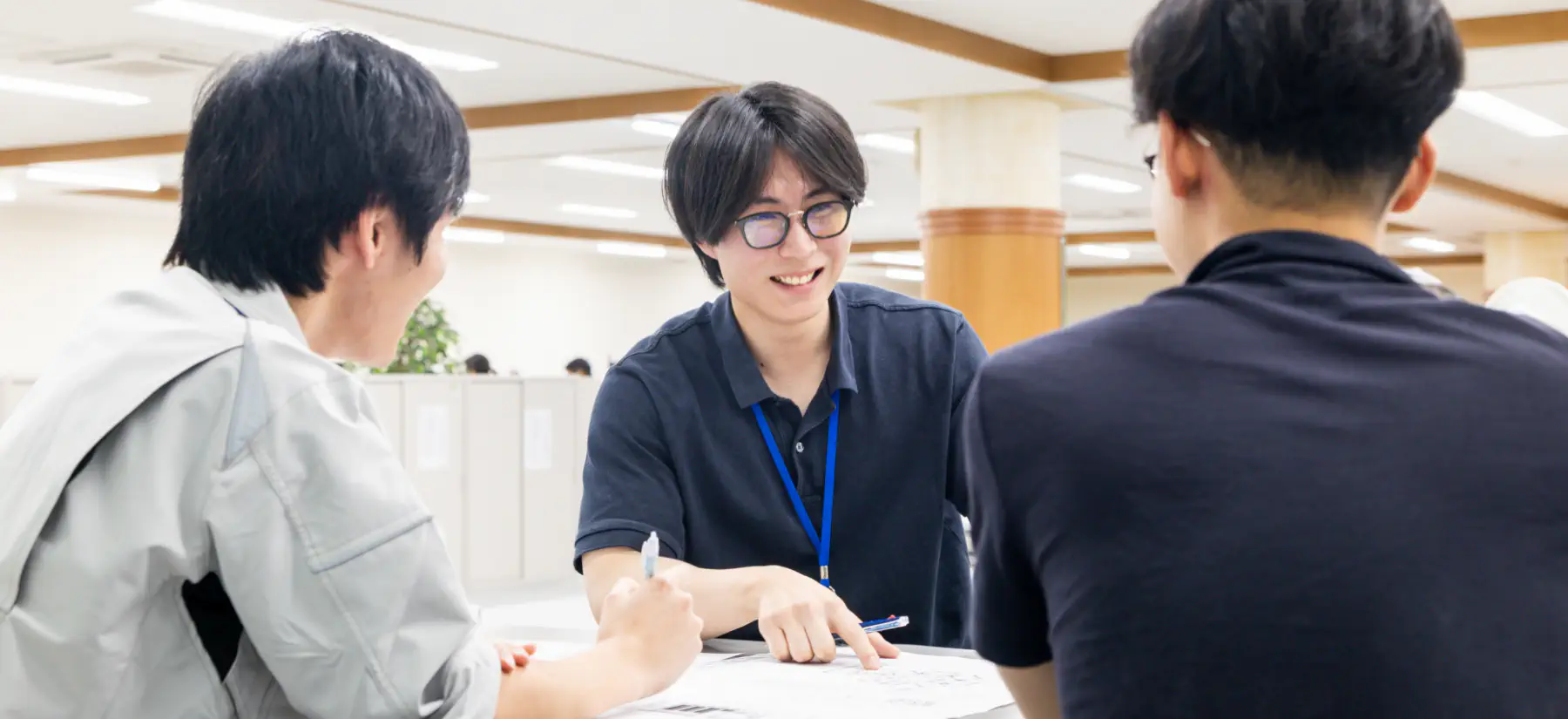 図面を見ながら打合せをする様子