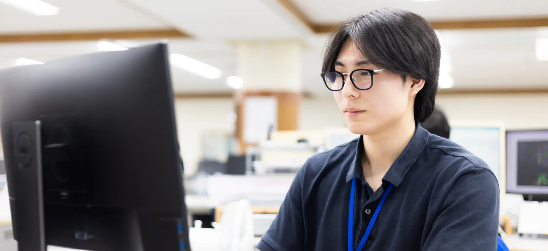 PCを使って設計作業を行う様子