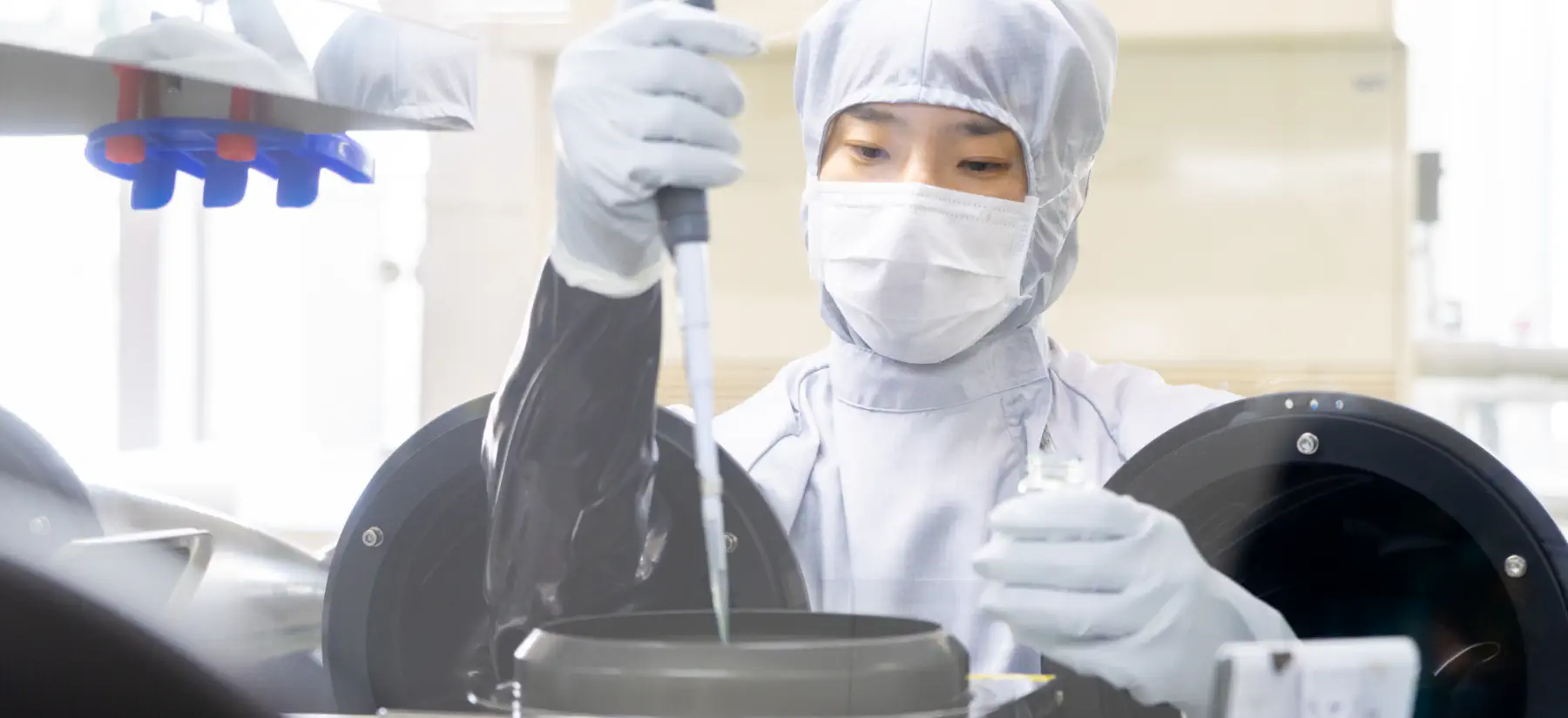特殊な溶液を使って研究を行う様子