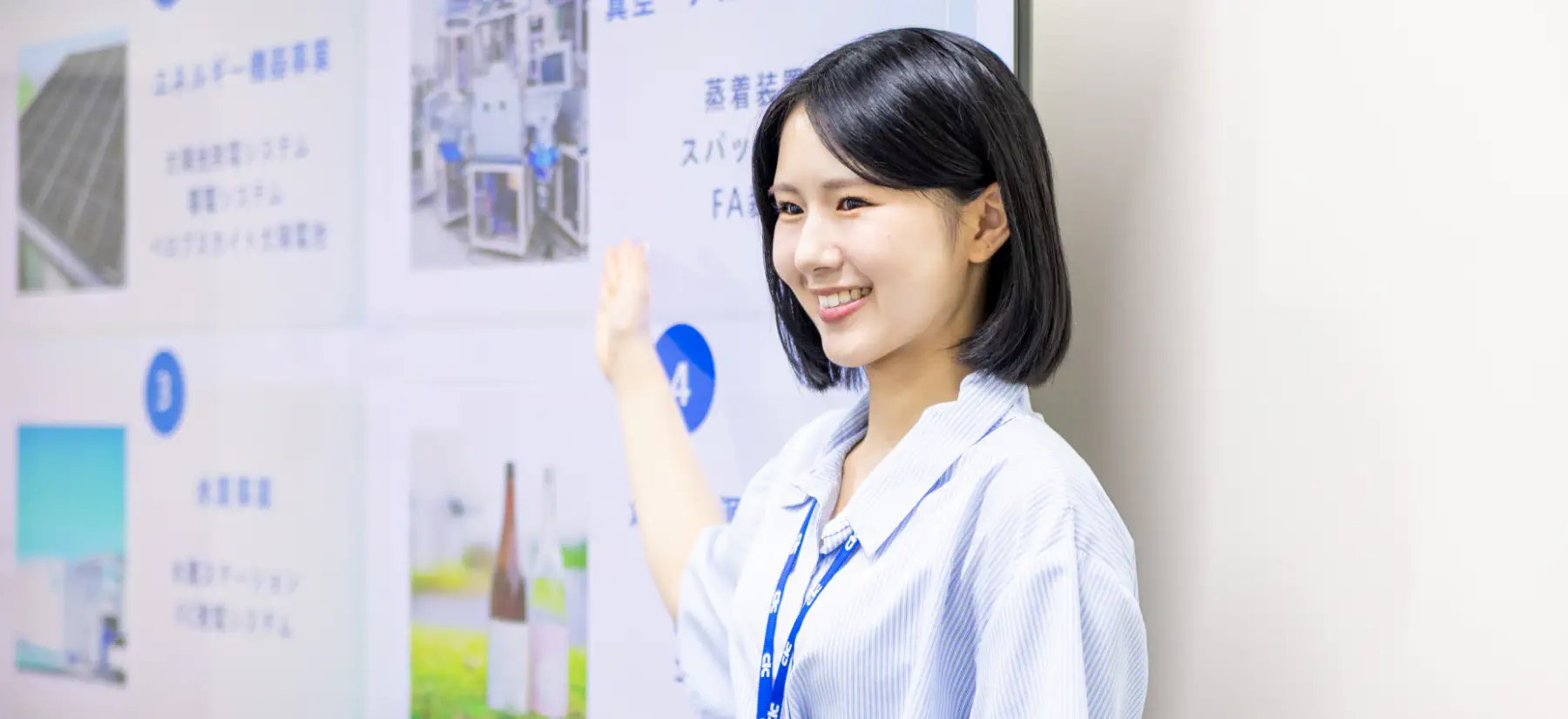 モニターを見せながら企業説明を行う様子