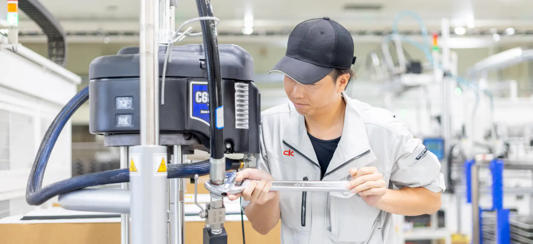 装置の改造作業を行う様子