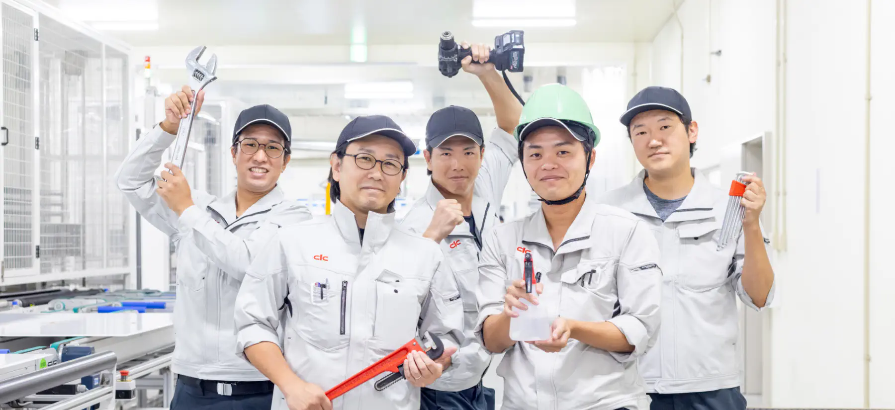 モジュールグループの社員が並んでポーズをとっている写真