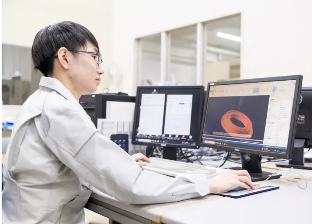 PCを使用して設計を行う様子